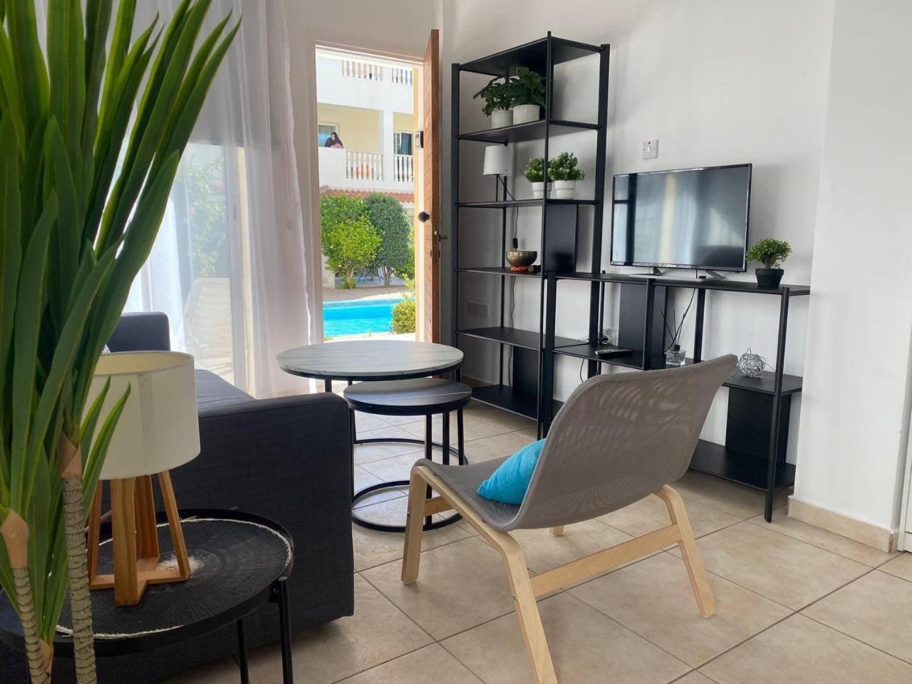Beautiful One Bed Apartment In Пафос Екстериор снимка