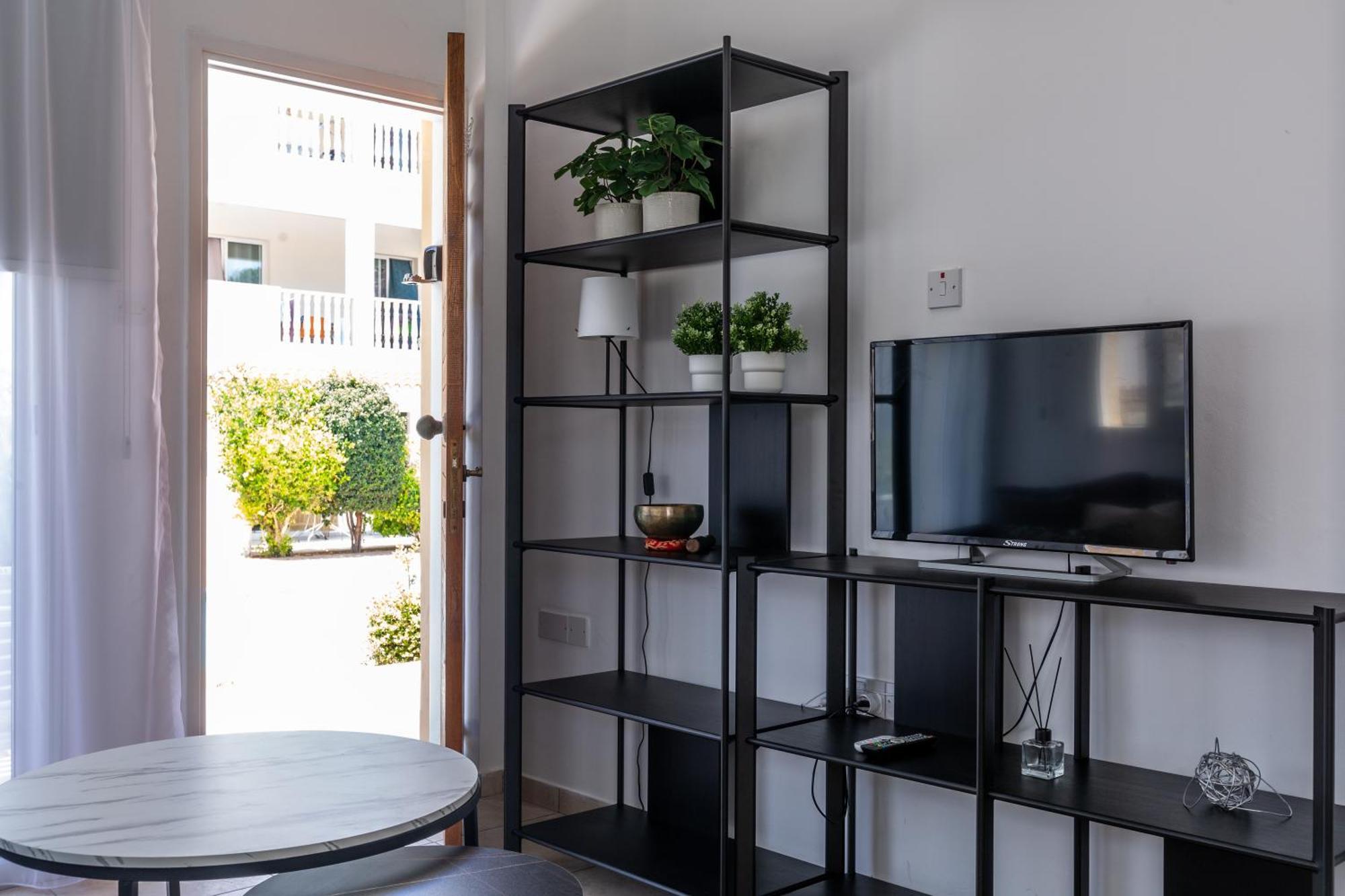Beautiful One Bed Apartment In Пафос Екстериор снимка