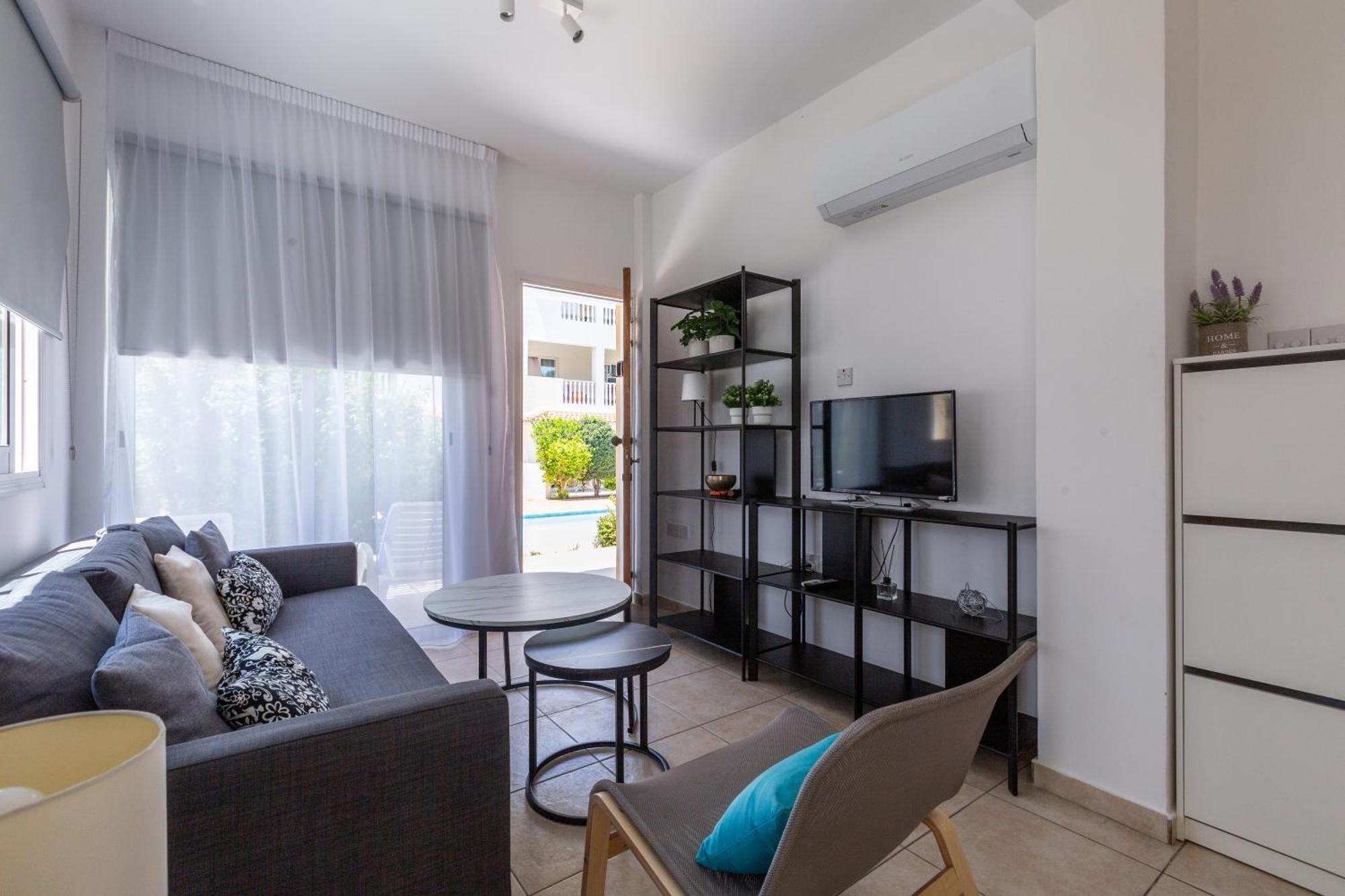 Beautiful One Bed Apartment In Пафос Екстериор снимка