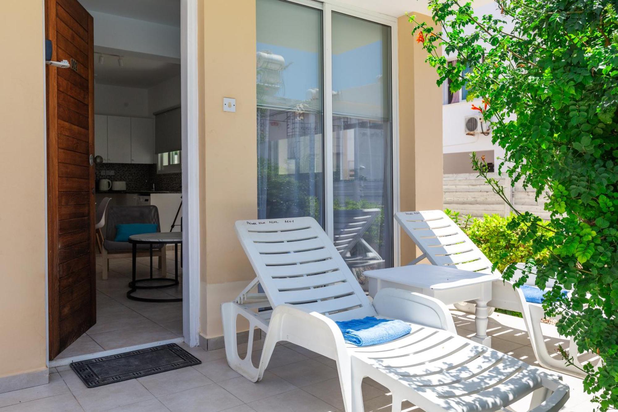 Beautiful One Bed Apartment In Пафос Екстериор снимка